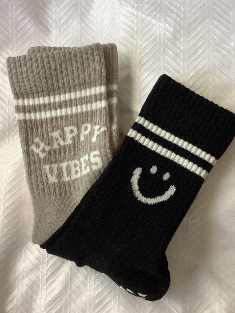 Muk Luks Crew Studio Socks 2 Pk Non-Slip Women’s Shoe Size: 6-10 Teens NEW!